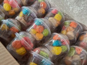 สนับสนุนมินิมาการองชุด 10 กระปุก “Support a set of 10 mini macarons.”