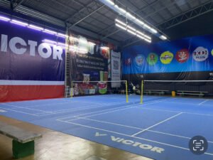 สนับสนุนสนามแบดมินตัน “Support the badminton court.”