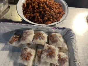 สนับสนุนข้าวเหนียวหนังไก่ร้านป้าน้อย 20 ห่อ  Support 20 packs of sticky rice with chicken skin from Pa Noi’s shop.