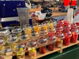 Alternative view of สนับสนุนน้ำผลไม้ปั่น 20 แก้วร้านคุณนุ่น Support 20 cups of fresh fruit smoothies from Khun Noon’s shop.