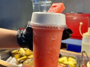 สนับสนุนน้ำผลไม้ปั่น 20 แก้วร้านคุณนุ่น Support 20 cups of fresh fruit smoothies from Khun Noon’s shop.