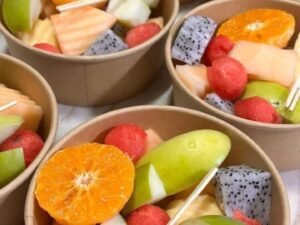 สนับสนุนสลัดผลไม้ ร้านคุณนุ่น 10 ชุด Support 10 sets of fruit salad from Khun Noon’s shop.
