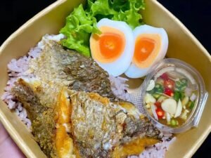 สนับสนุนสลัดข้าวปลาแกะ ร้านคุณนุ่น 10 ชุด Support 10 sets of rice with fish from Khun Noon’s shop.